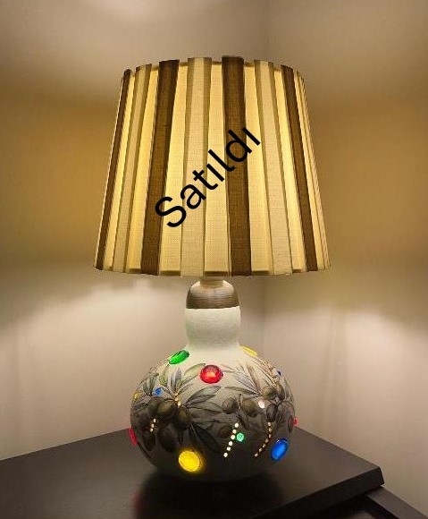 Su kabağı ayaklı içten ve şapkadan aydınlatmalı abajur